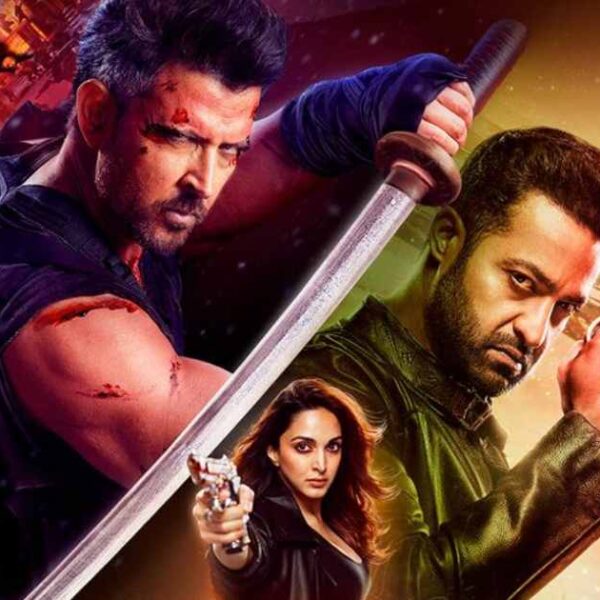 'War 2 का ट्रेलर: “मज़ा नहीं आया” या “ब्लॉकबस्टर 1000 करोड़ तैयार”? Hrithik Roshan और Jr NTR की फिल्म ने नेटिज़न्स को किया दो भागों में बाँट!'