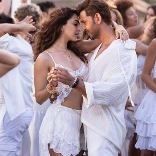 'War 2 गाने का नया झलक: Hrithik Roshan और Kiara Advani सफेद कपड़ों में चमकते हुए'