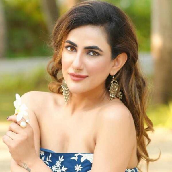 'रुचि गुज्जर कौन हैं? फिल्म लॉन्च पर प्रोड्यूसर को चप्पल से पीटने पर वायरल हुई एक्ट्रेस की पूरी कहानी'