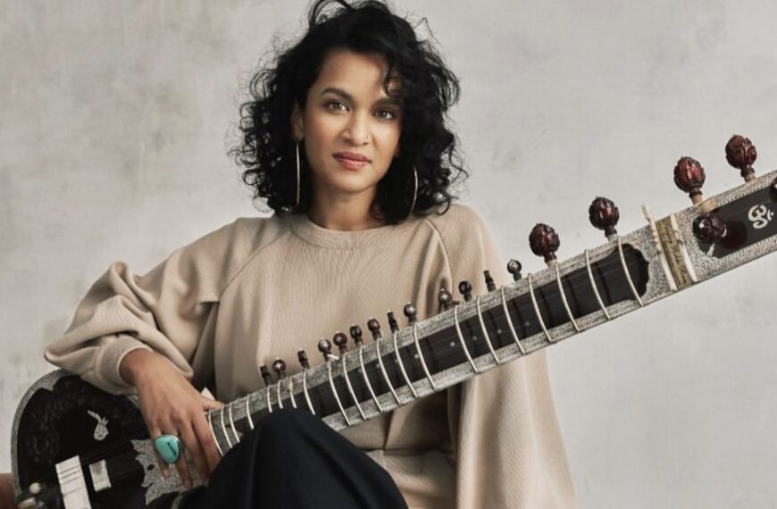 'सितार वादिका अनुश्का शर्मा ने अपने संगीत को मंच पर साझा करने के 30 साल पूरे होने पर भारत दौरे की घोषणा की'