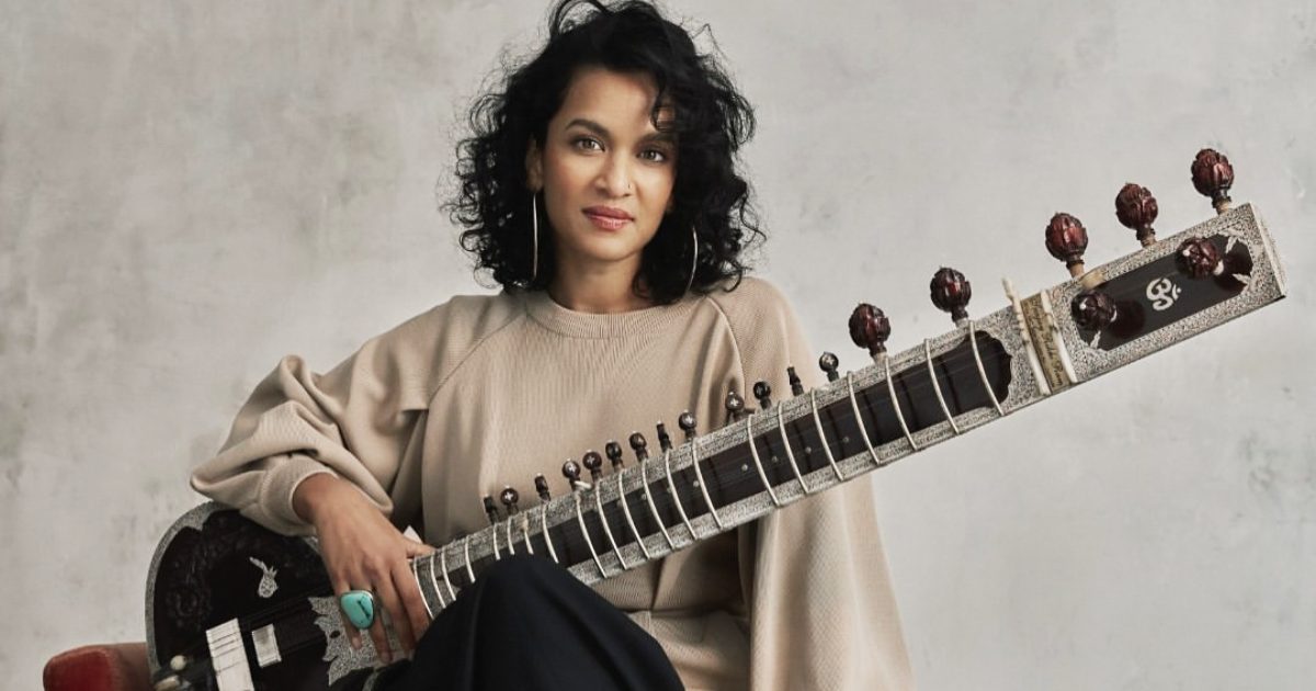 'सितार वादिका अनुश्का शर्मा ने अपने संगीत को मंच पर साझा करने के 30 साल पूरे होने पर भारत दौरे की घोषणा की'