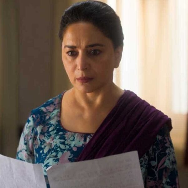 'Mrs Deshpande की समीक्षा: माधुरी दीक्षित कमाल की हैं, लेकिन शो की धीमी और वातावरणीय रफ्तार उनके साहस को कई बार चुनौती देती है 2.5/5 JioHotstar'