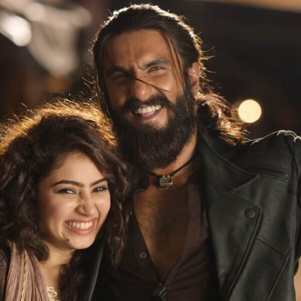 'दुरंधर OTT फैसला (सप्ताह 2): रणवीर सिंह ने नेटफ्लिक्स पर 2025-2026 की हर एक भारतीय फिल्म को खत्म करने में सिर्फ 10 दिन लिए, सबसे ज्यादा दर्शकों के साथ #1 रैंक हासिल की!'