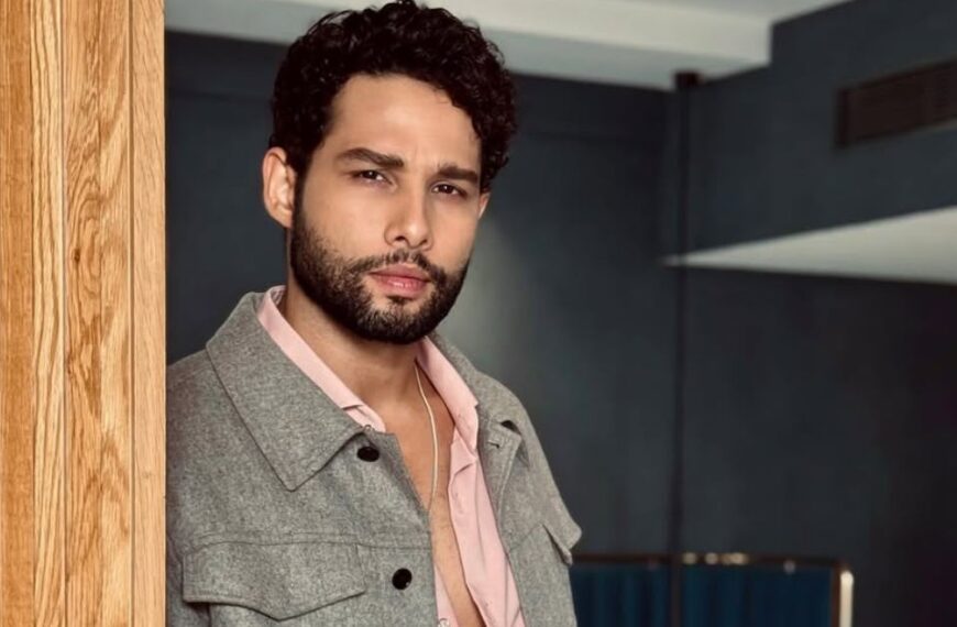 'सिद्धांत चतुर्वेदी ने क्रॉक्स इको वेव क्लॉग्स के साथ एयरपोर्ट लुक को खास बनाया'