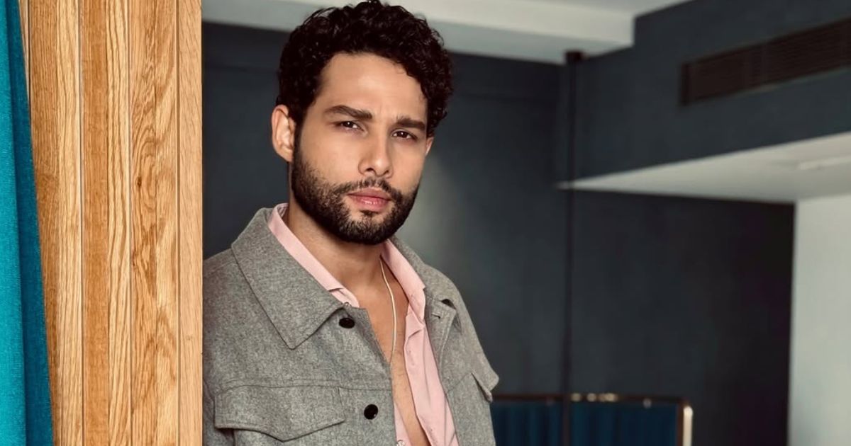 'सिद्धांत चतुर्वेदी ने क्रॉक्स इको वेव क्लॉग्स के साथ एयरपोर्ट लुक को खास बनाया'